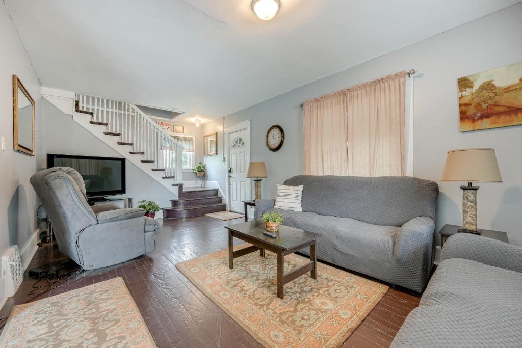 Centrally Located Albion Home with Screened Porch! photo 1
