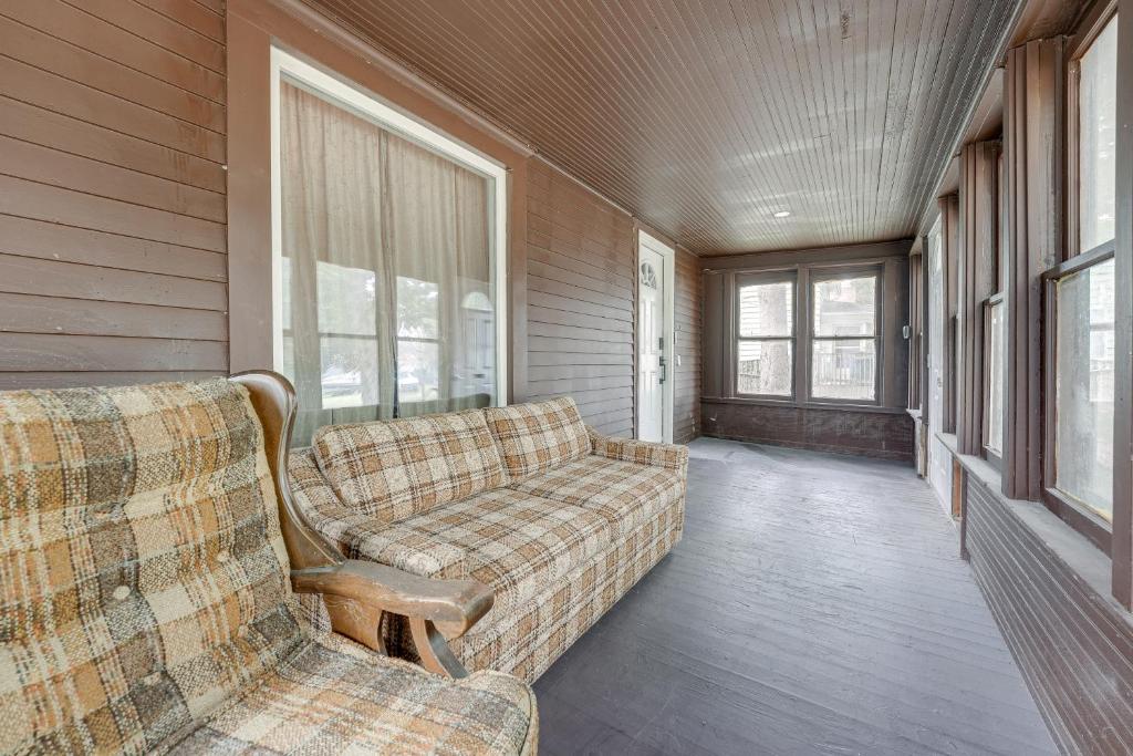 Centrally Located Albion Home with Screened Porch! photo 2