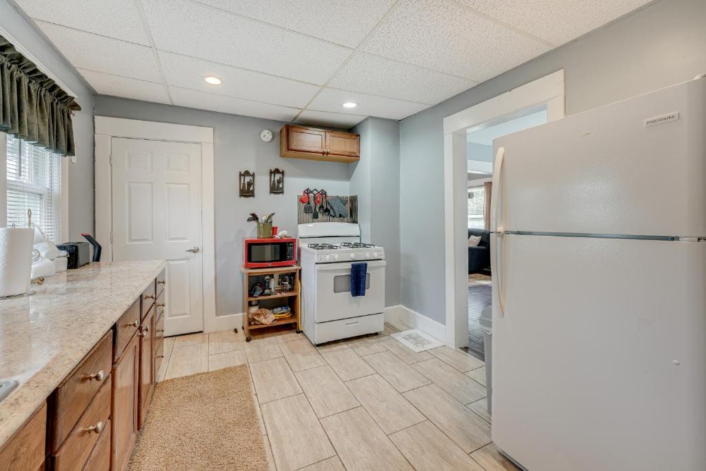 Centrally Located Albion Home with Screened Porch! photo 3