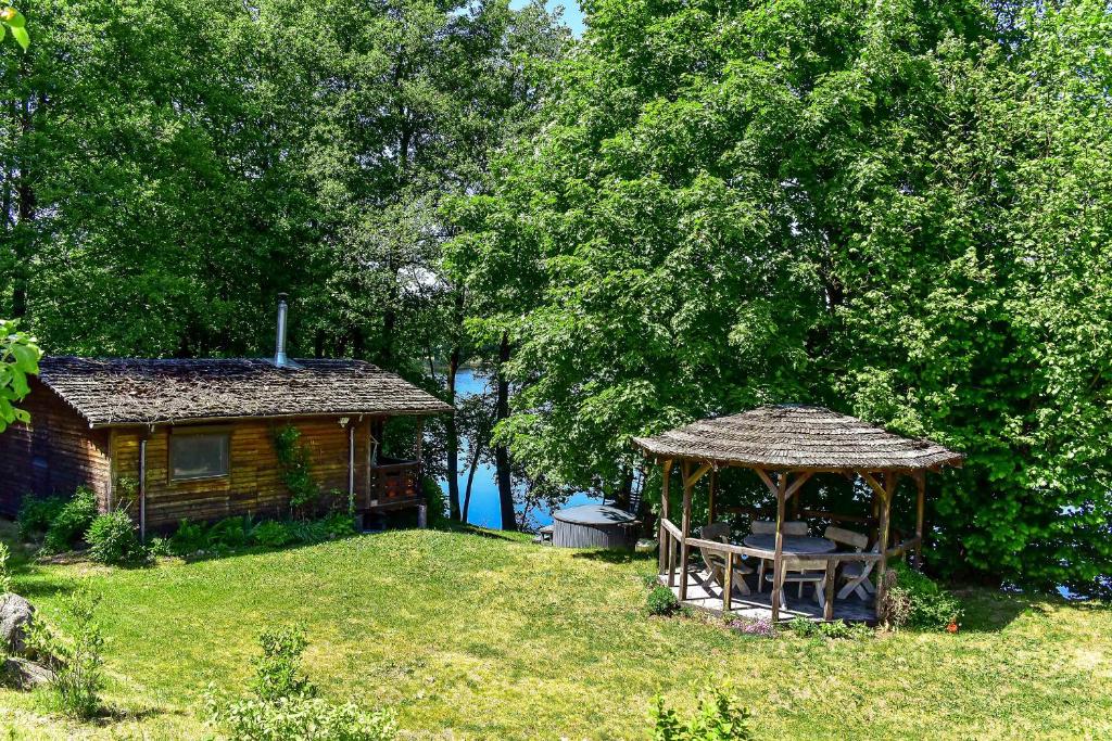 A private, cozy cottage on the shore of the lake, beautiful view photo 2
