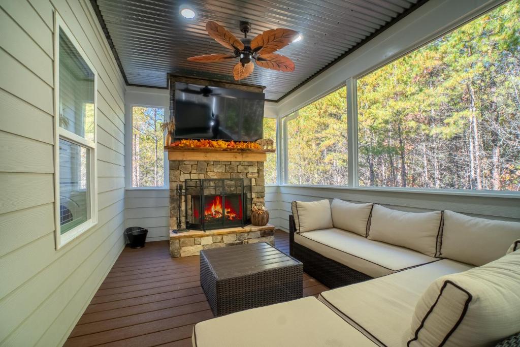 Par-Tee Haus I- Game Room & Hot Tub-Walk to Helen photo 1