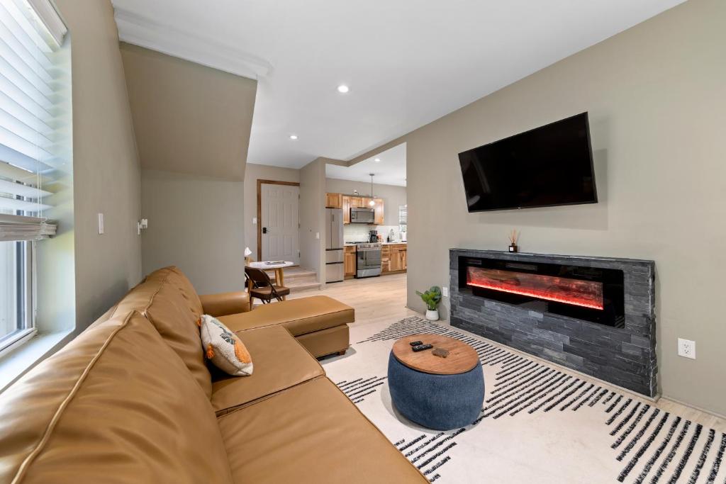 Modern Home &Cozy image