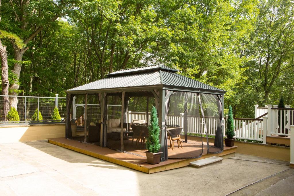 Luxury getaway in vibrant woods. photo 1