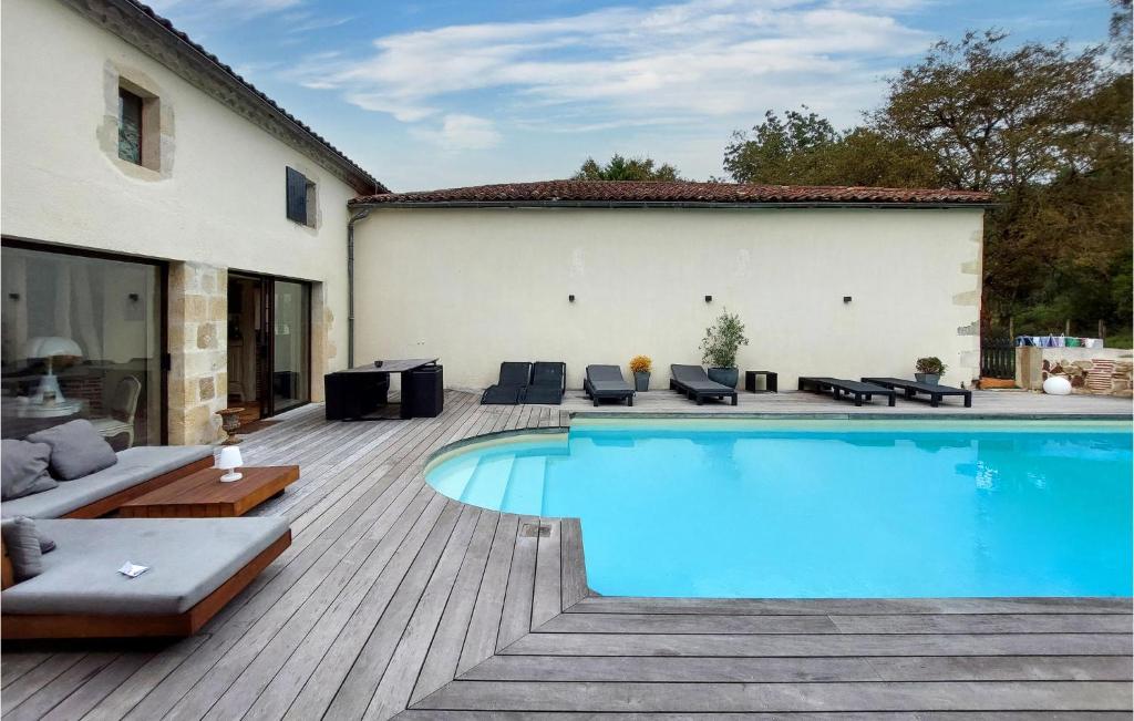 Stunning Apartment In Giscos With Outdoor Swimming Pool