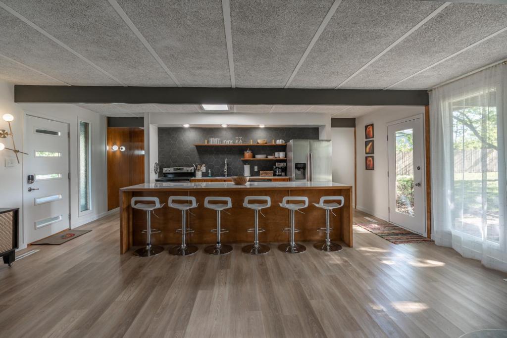Mid Century Gem photo 2