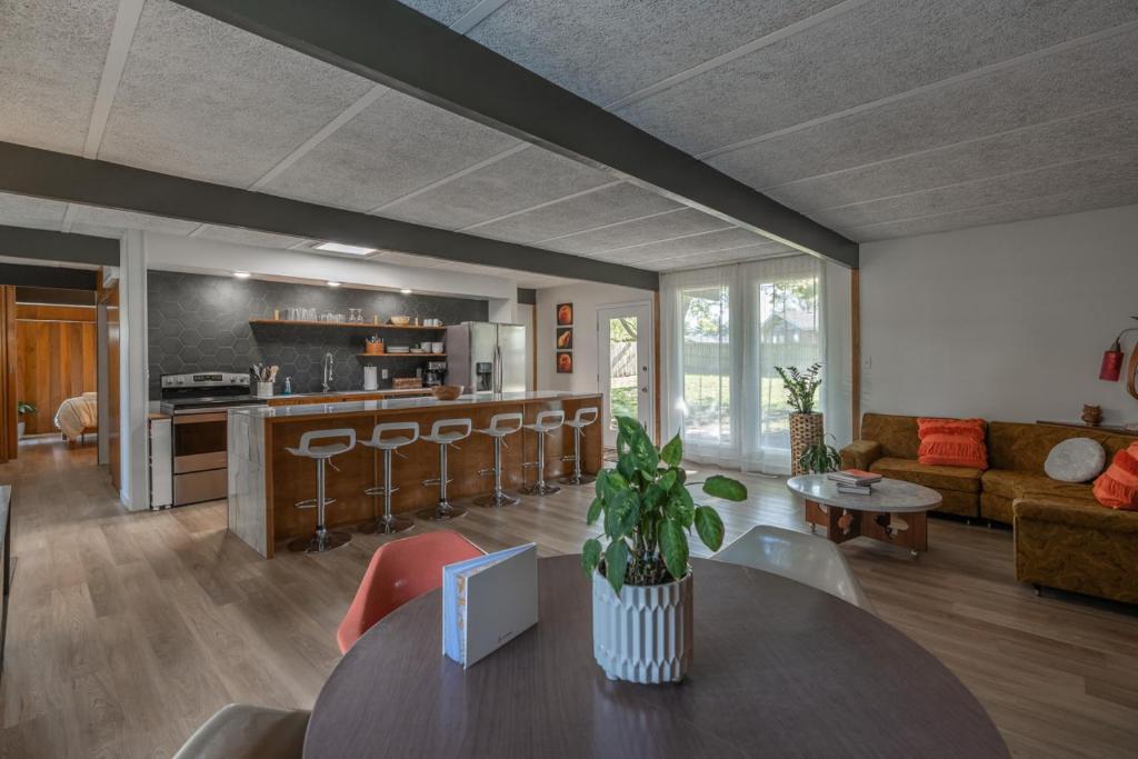 Mid Century Gem photo 3
