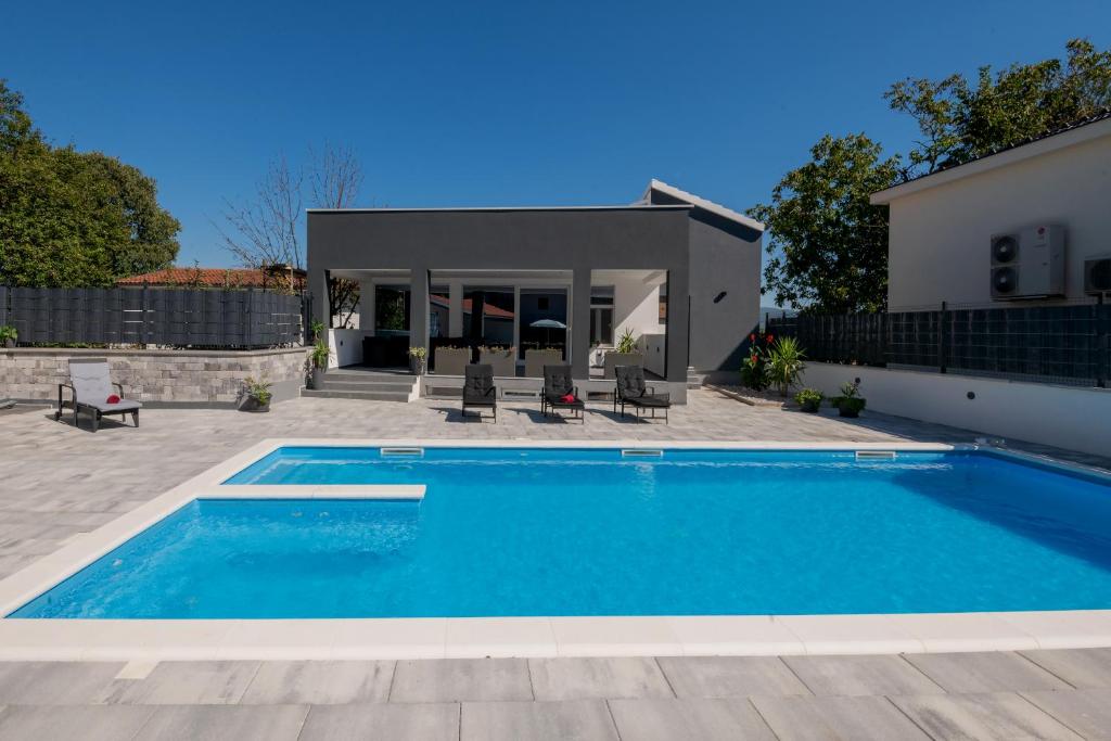 Villa Erwin with heated pool photo 4