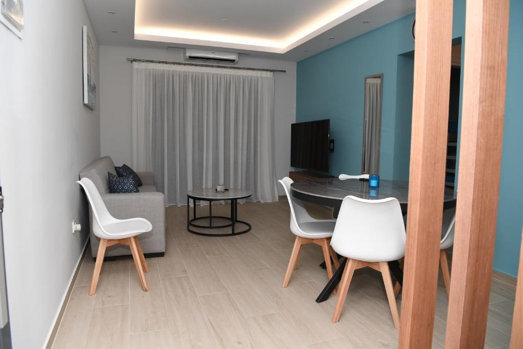 Alexis Apartments - Newly renovated 2-bedroom with swimming pool photo 4