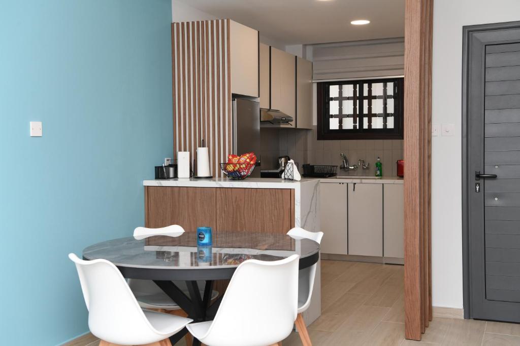 Alexis Apartments - Newly renovated 2-bedroom with swimming pool photo 2