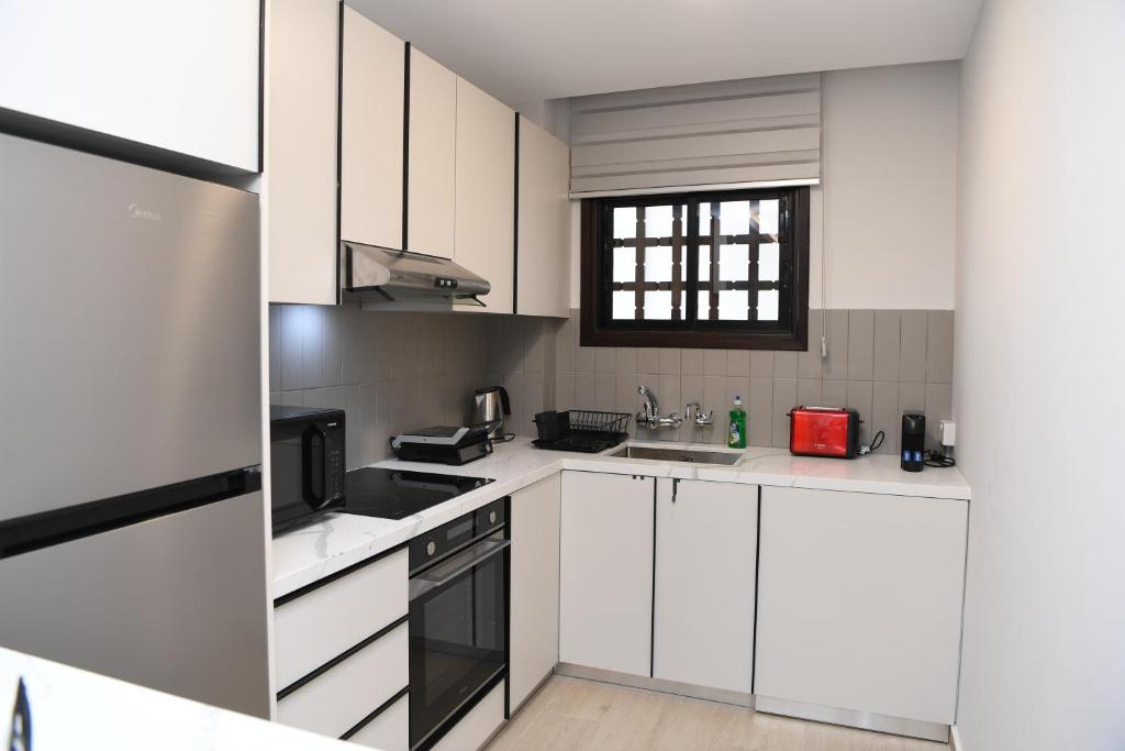 Alexis Apartments - Newly renovated 2-bedroom with swimming pool photo 3