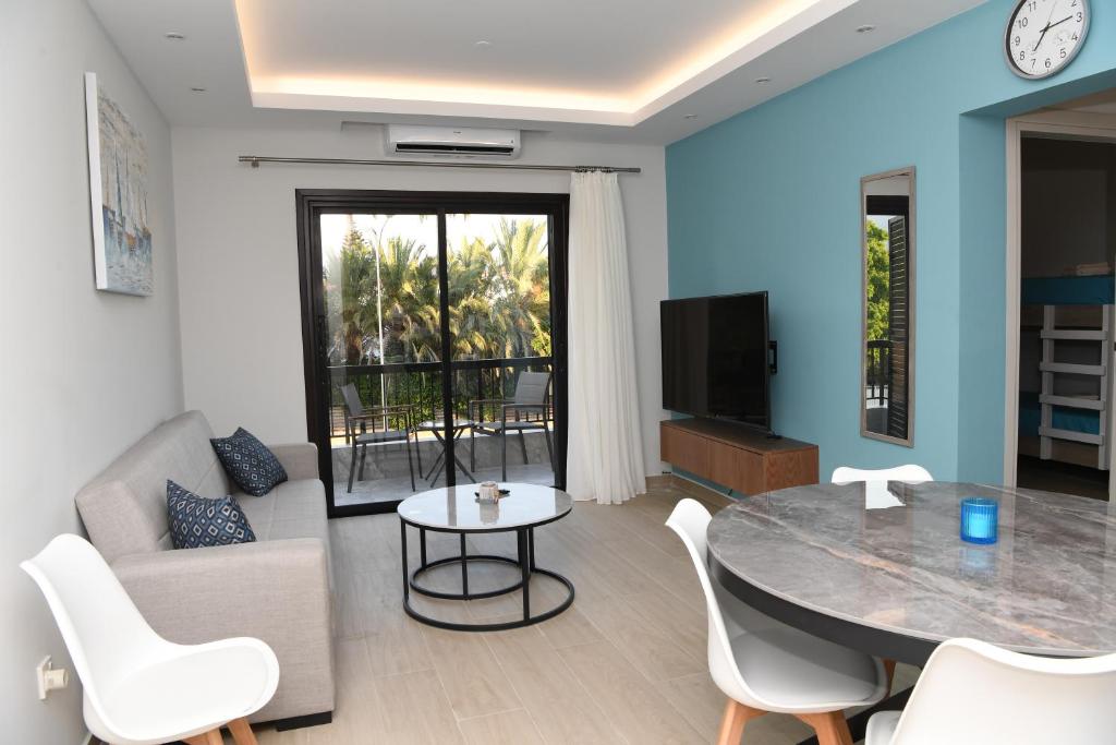 Alexis Apartments - Newly renovated 2-bedroom with swimming pool photo 1