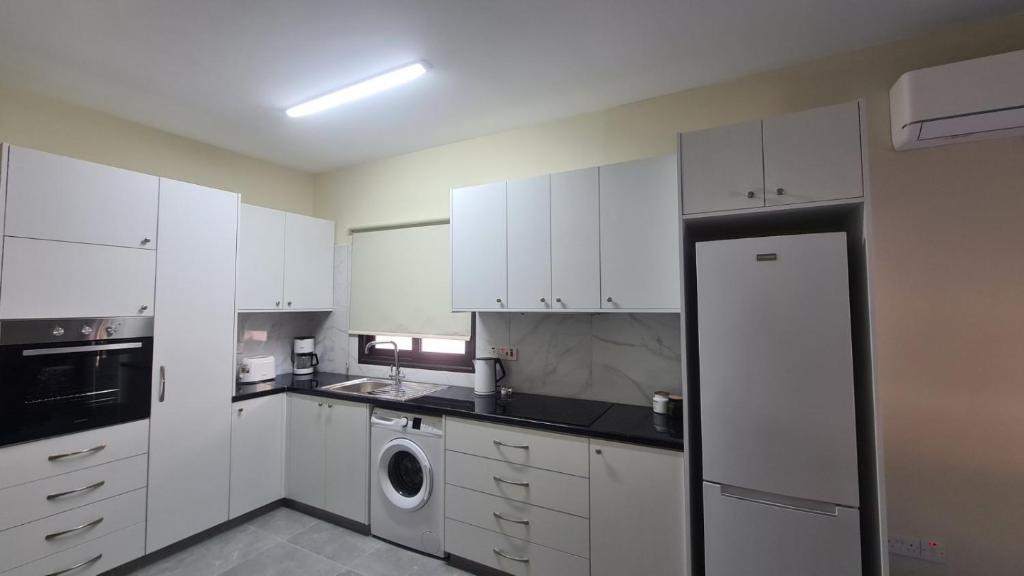 Central Two Bedroom Apartment, No 101, by IMH Europe Travel & Tours photo 4