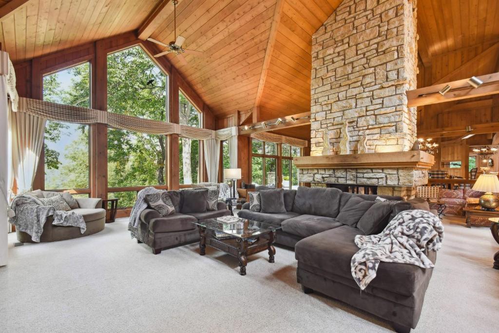 Galena Getaway with Hot Tub, Home Theater and More! photo 4
