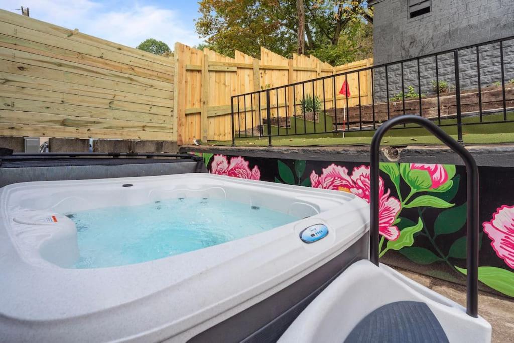 NEW! Stunning 4bd, near stadium, hottub, Mini golf photo 2