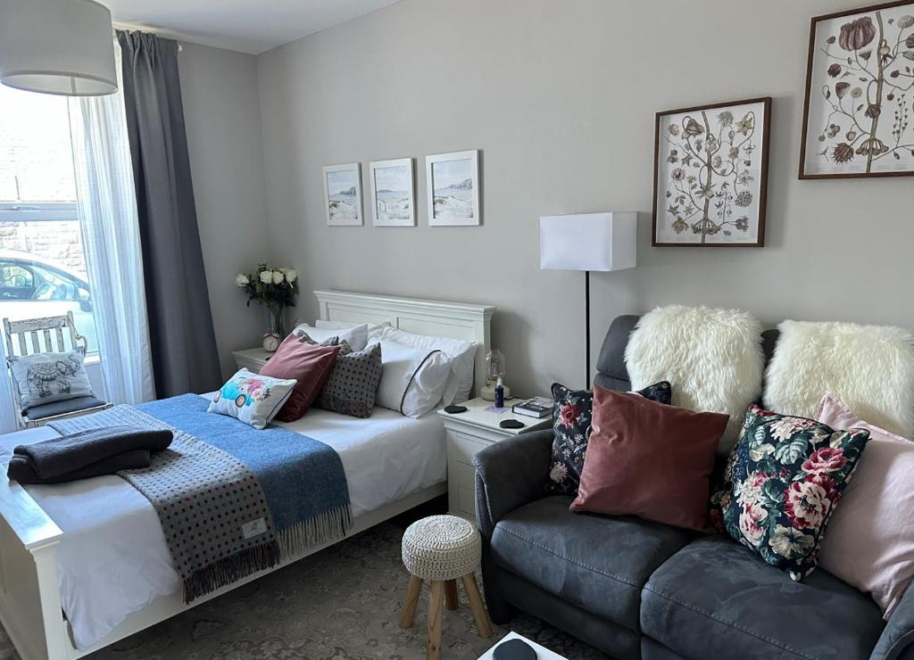 Small Cosy Studio Flat Near the Sea, Central Oban - Tap to explore photos