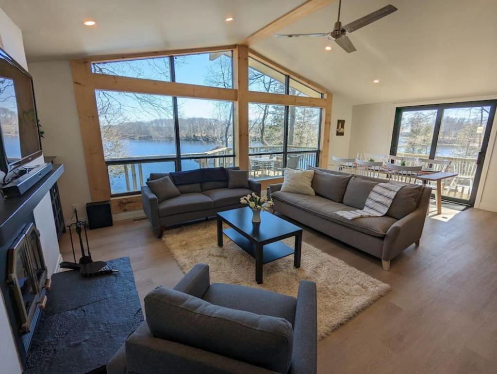 Stunning lakefront 4 season cottage in PEC photo 3