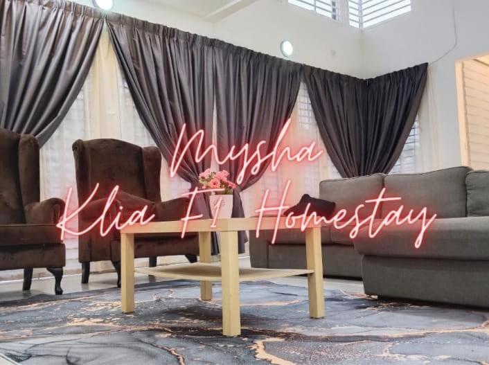 Mysha KLIA F1 Homestay with pool,WiFi , Netflix