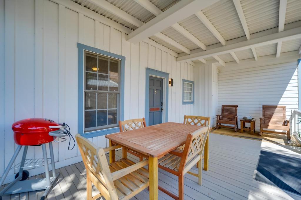 Updated Marble Falls Apartment with Private Porch! photo 2