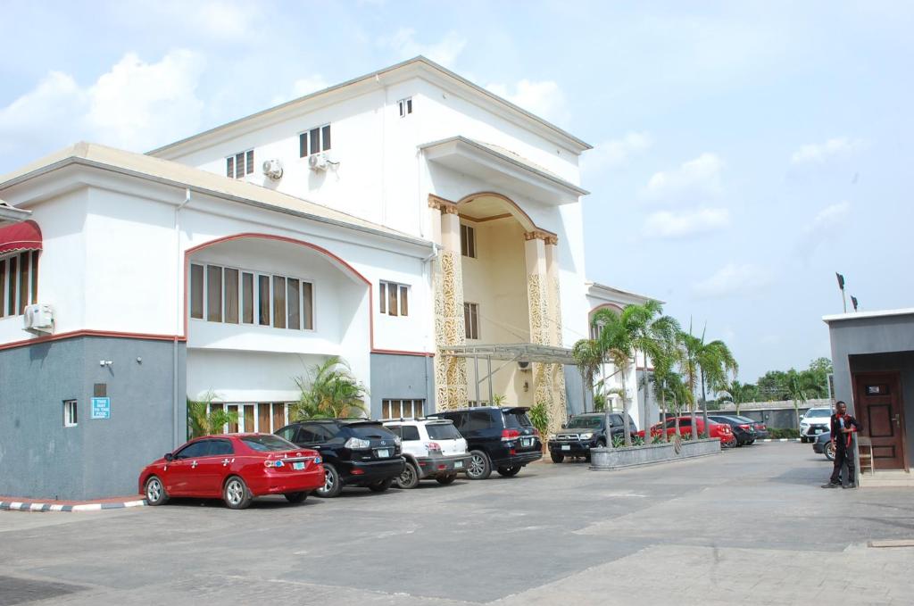 MAHOGANY HOTEL AND SUITES photo 3