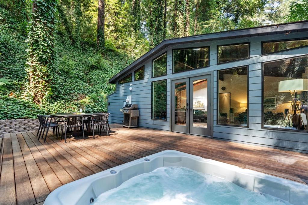 Redwood Hollow - Hot Tub Walk to River Redwoods photo 1