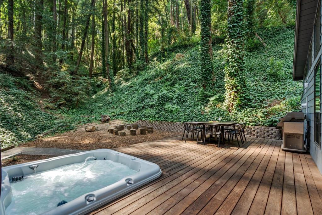 Redwood Hollow - Hot Tub Walk to River Redwoods photo 2