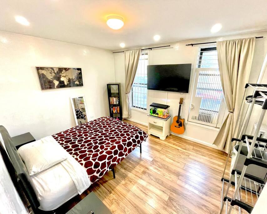 2 Bedrooms apartament one stop from Manhattan image