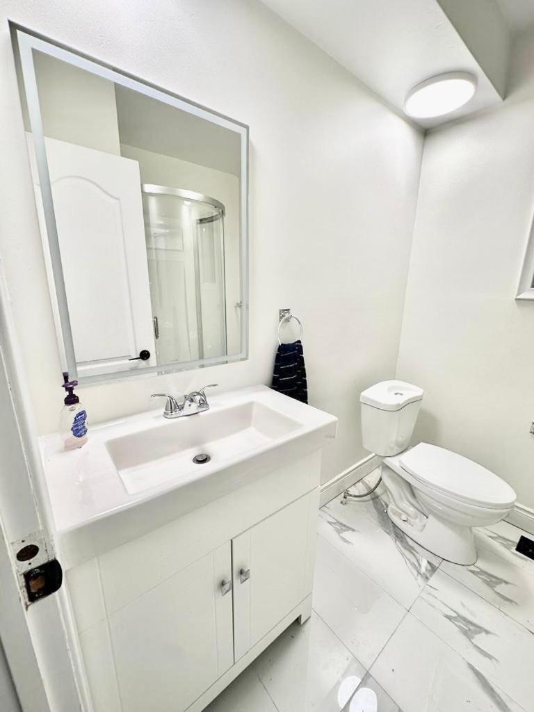 Master Bedroom with Full Washroom, free wi-fi, free Parking near Fairview Park Mall ROOM 3 photo 2