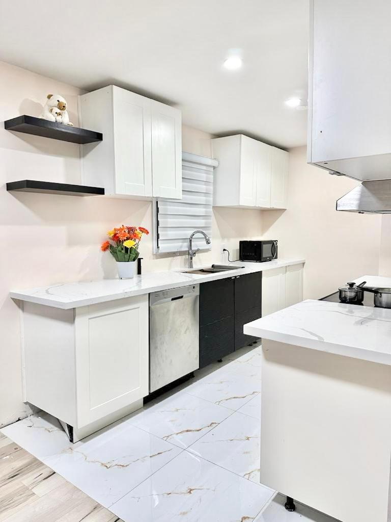 Master Bedroom with Full Washroom, free wi-fi, free Parking near Fairview Park Mall ROOM 3 photo 3