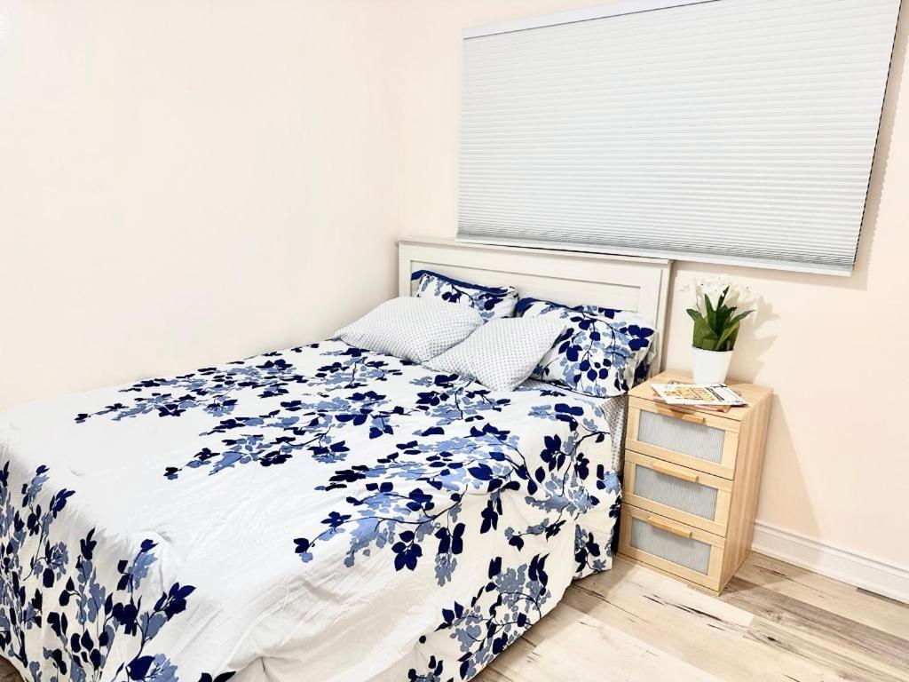 Master Bedroom with Full Washroom, free wi-fi, free Parking near Fairview Park Mall ROOM 3 photo 4