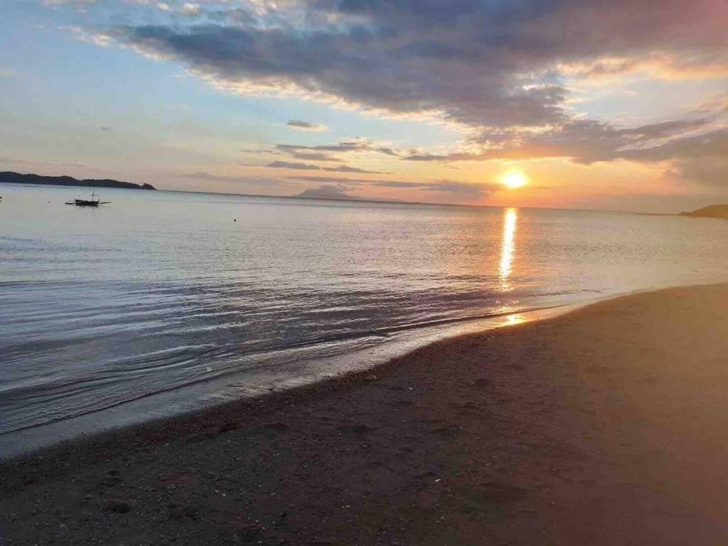 Modern Chic Beachfront Unit at Canyon Cove Nasugbu photo 1