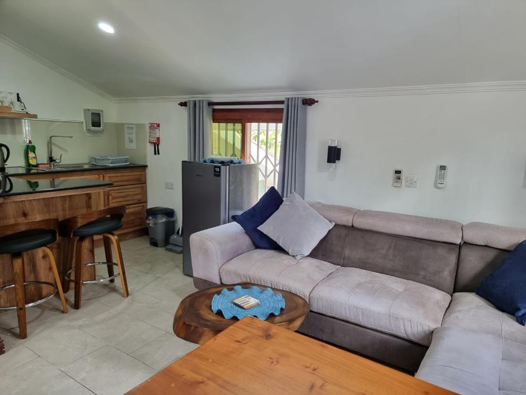 The Drake Seaside Apartment - Studio photo 3