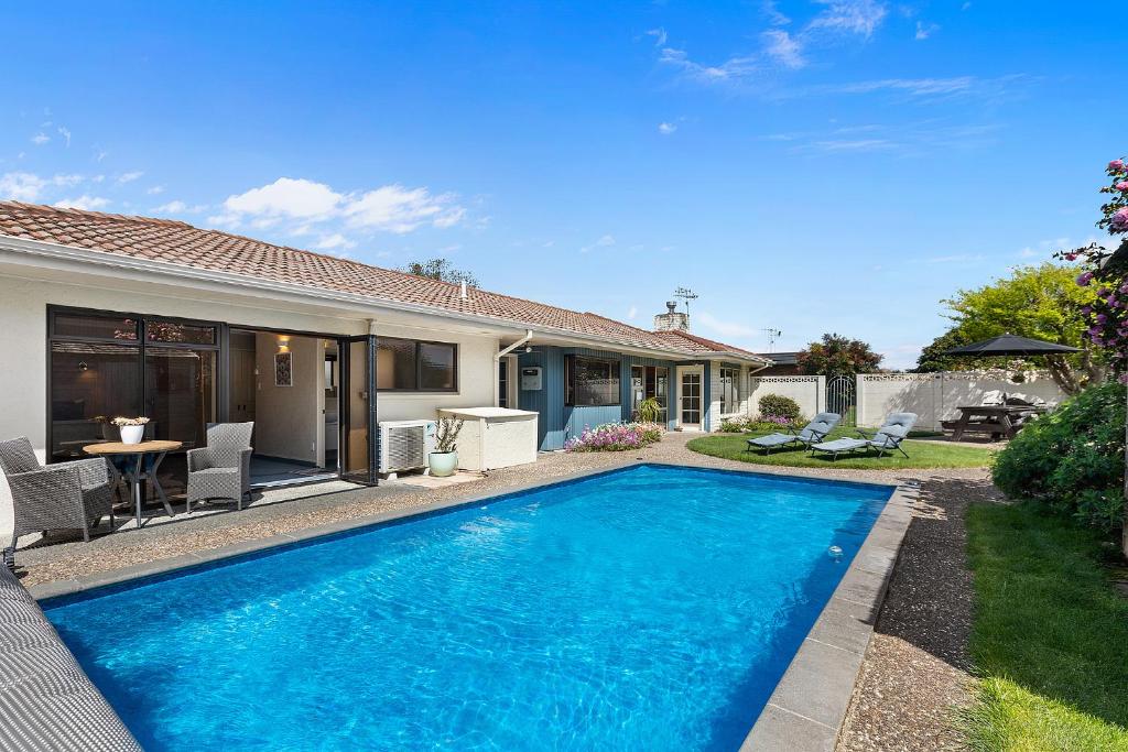 Business Or Holiday with Location, Pool, 4 Bedroom photo 2