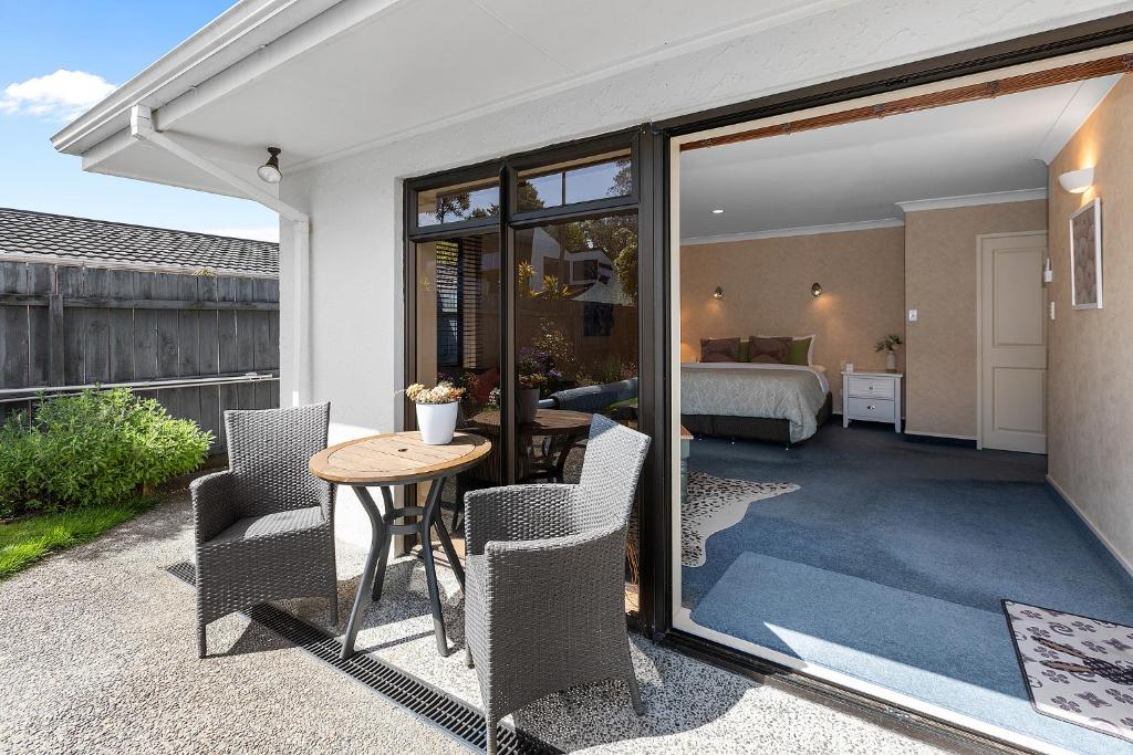 Hamilton Summer Treat- 4 Bedroom with pool - Tap to explore photos