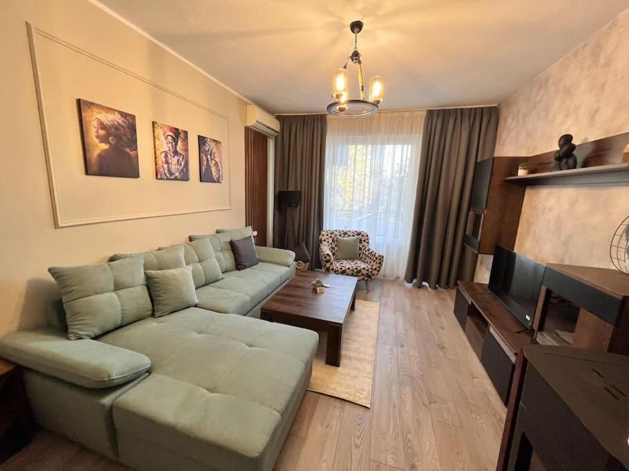Flat 7 luxury apartment, free parking.