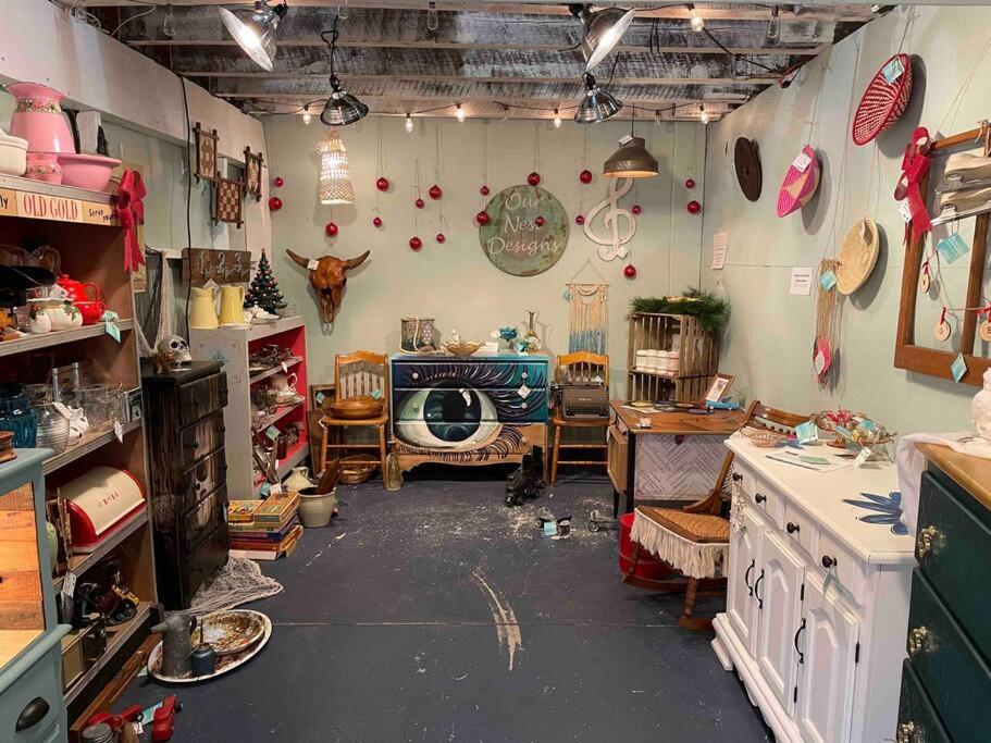 3 minutes to downtown w/Patio, Art, Fire Pit, BBQ photo 2