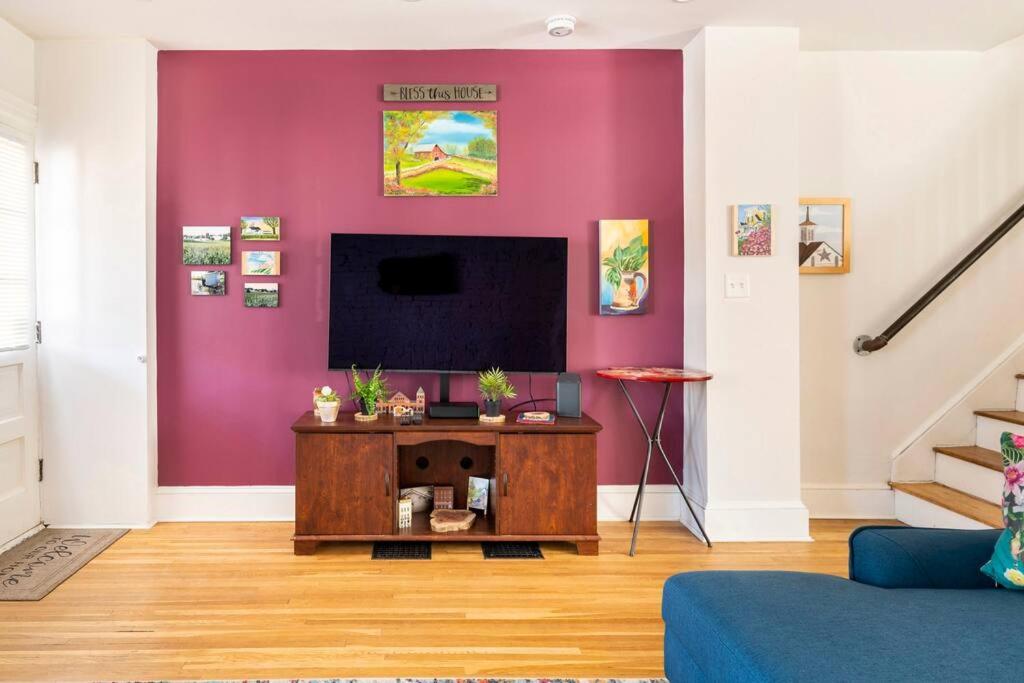 3 minutes to downtown w/Patio, Art, Fire Pit, BBQ photo 1