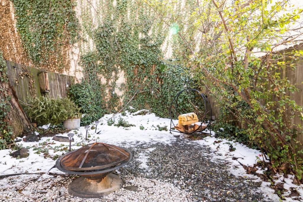 3 minutes to downtown w/Patio, Art, Fire Pit, BBQ photo 3