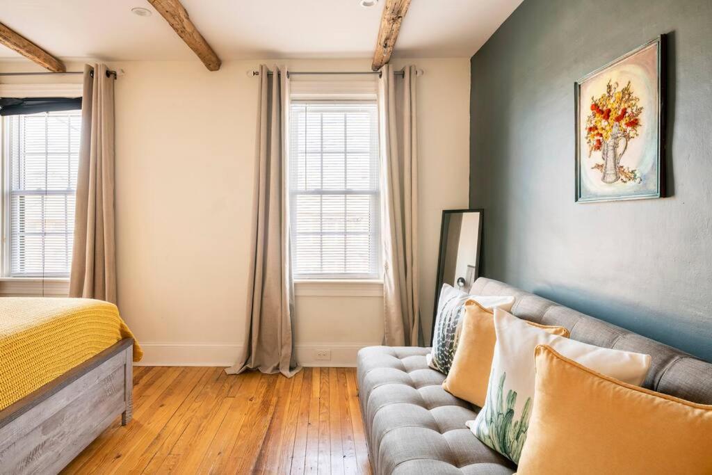 3 minutes to downtown w/Patio, Art, Fire Pit, BBQ photo 4