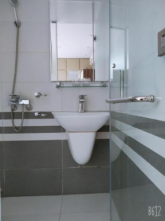 Lê Yên Hotel - 24 Đ. Cầu Bươu - by Bay Luxury