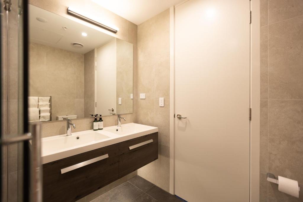 Luxury 2 Bedroom CBD Apartment with Free Parking photo 1