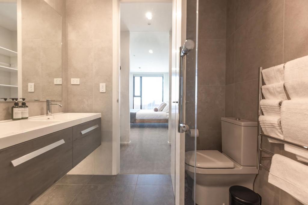 Luxury 2 Bedroom CBD Apartment with Free Parking photo 2