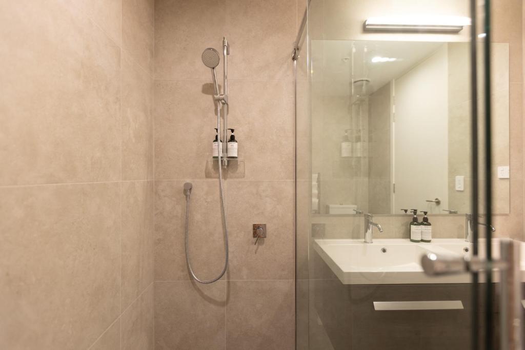 Luxury 2 Bedroom CBD Apartment with Free Parking photo 3