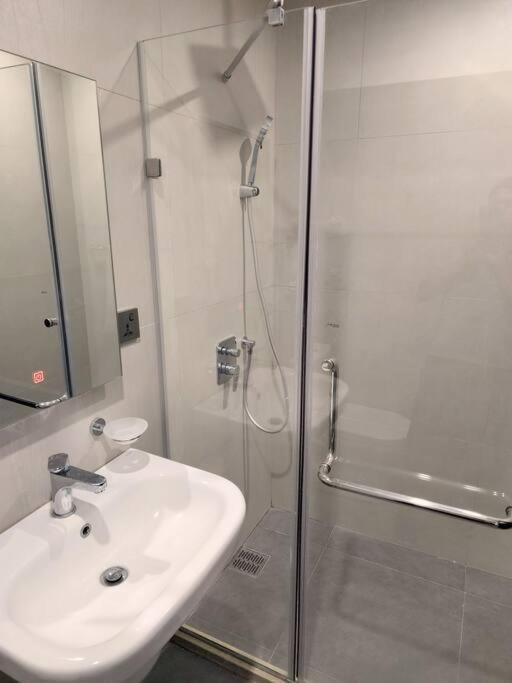Luxurious Studio Unit w/Queen bed@ Aeon Tower 1733 photo 3