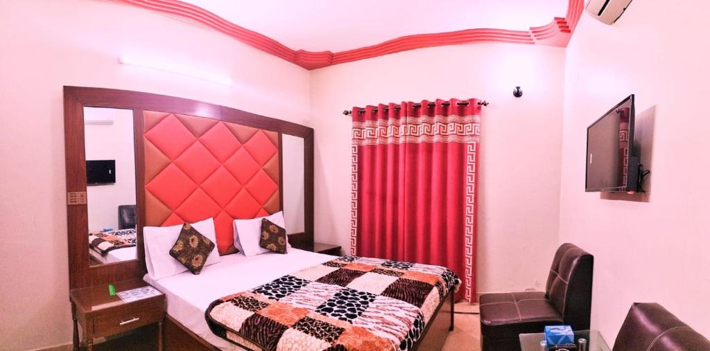 THE PALACE Family Guest House Near Millennium Mall Agha khan hospital Karachi Airport photo 2