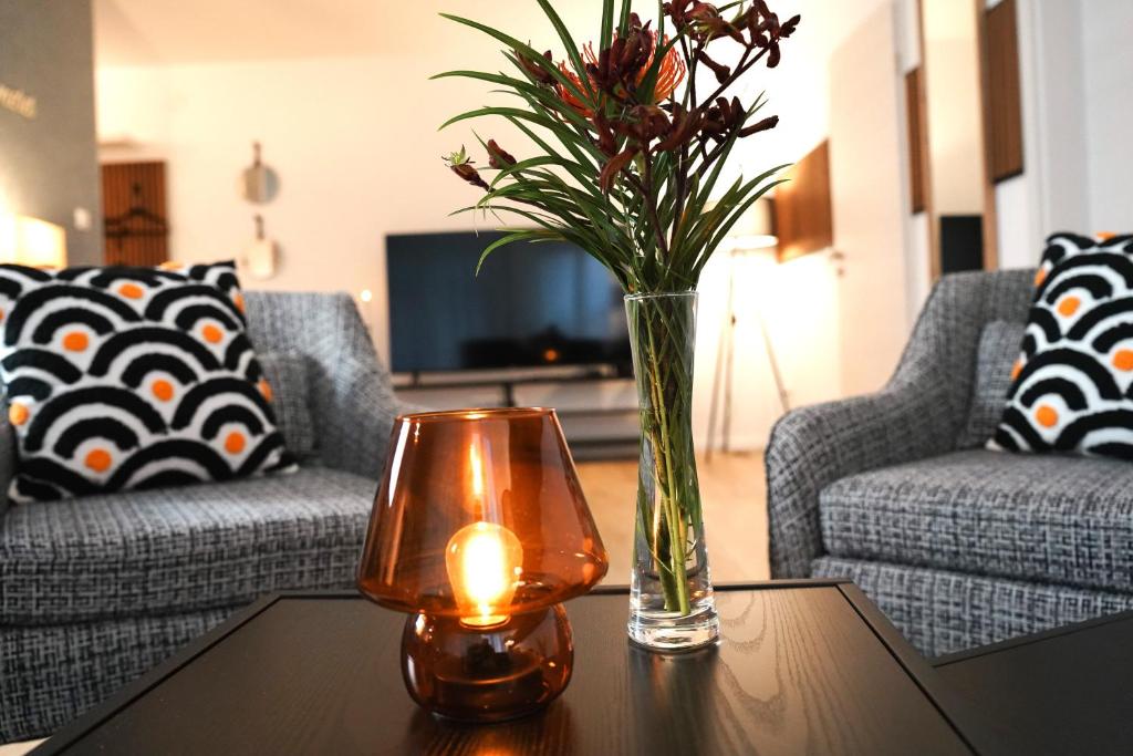 Stadtoase Wohnträumerei- Moderne Design Wohnung mit Ruhegarantie und gemütlichem Kamin in urbanem Ambiente photo 2