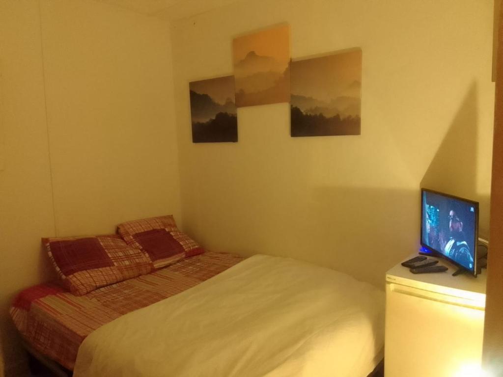 Simple Colocation Rooms