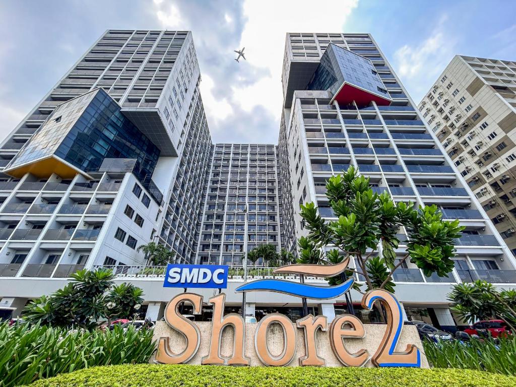 2 Side-by-Side P00L Front Condos, 6 Beds, 2 CR, 2 Kitchen at MOA, Metro Manila