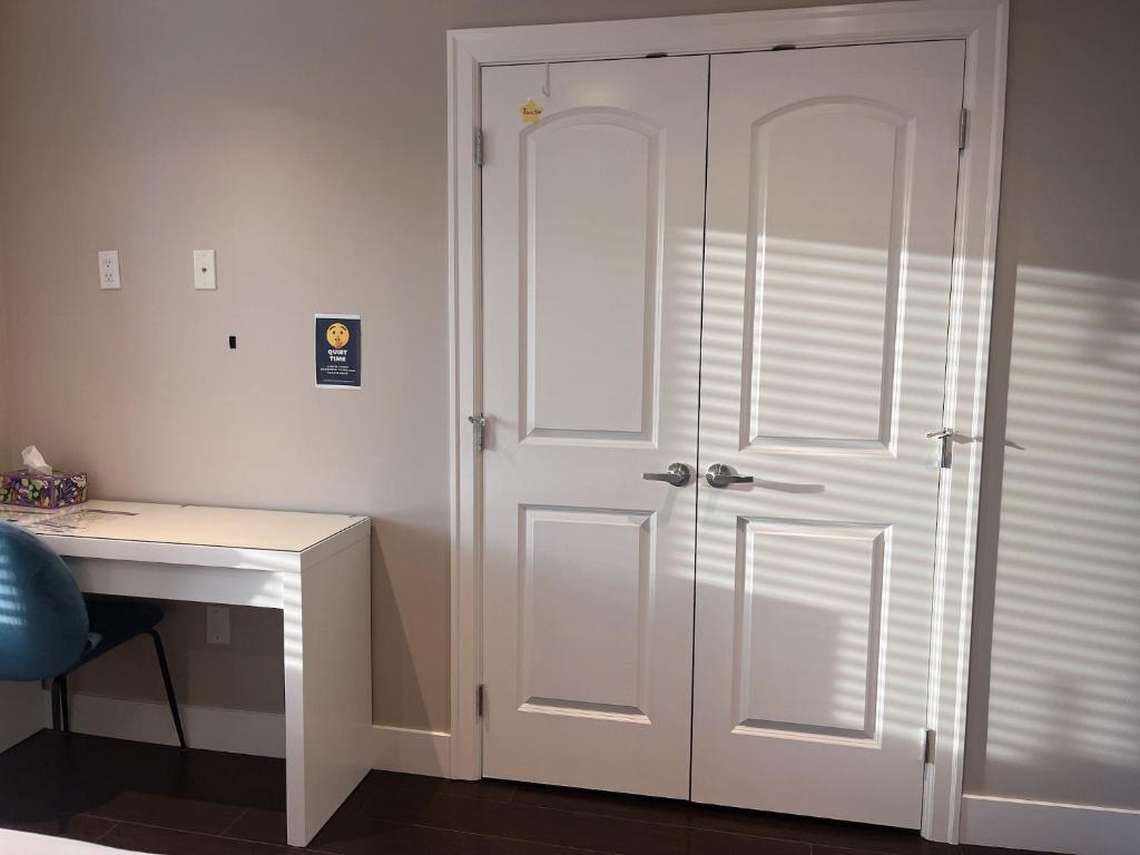 Near Skytrain Private Bedroom Ensuite BathRM, Free Wifi & Coffee, Cozy photo 3