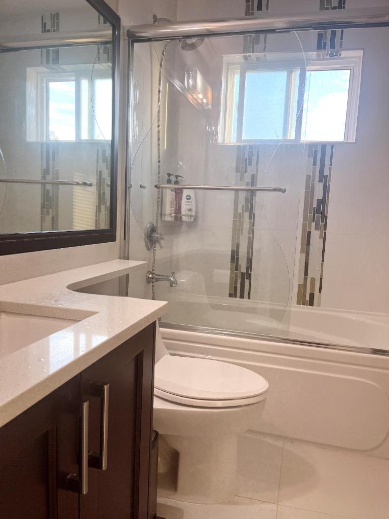 Near Skytrain Private Bedroom Ensuite BathRM, Free Wifi & Coffee, Cozy photo 4