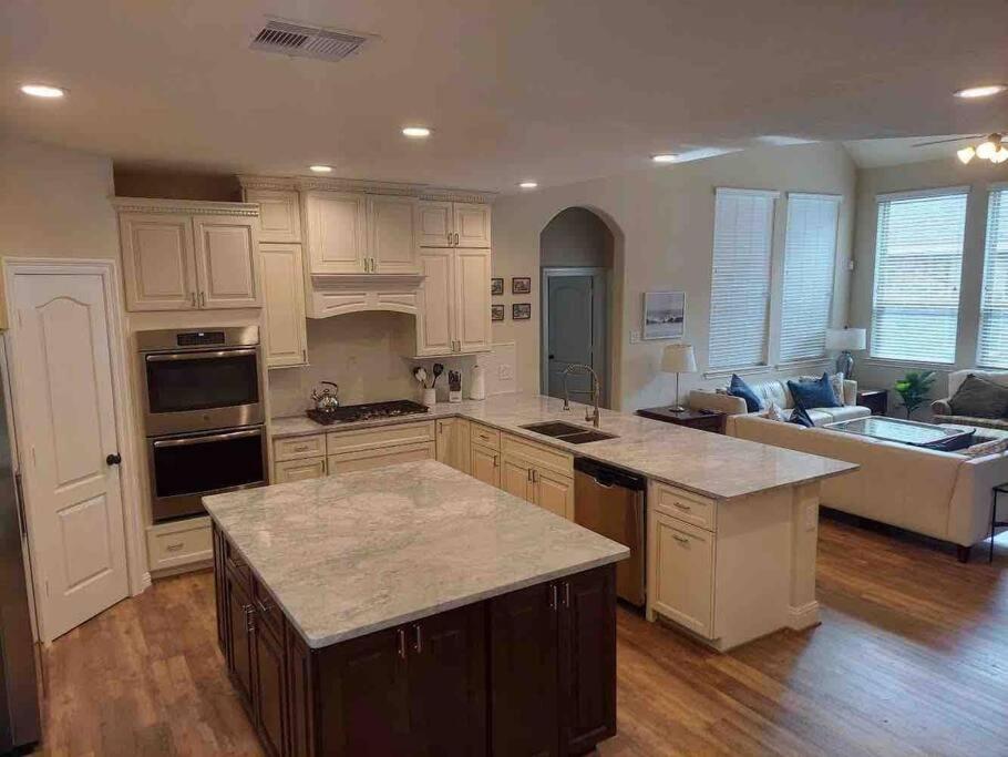 4 Bedroom - Luxury Home and Bedding -Sleeps 9 photo 2